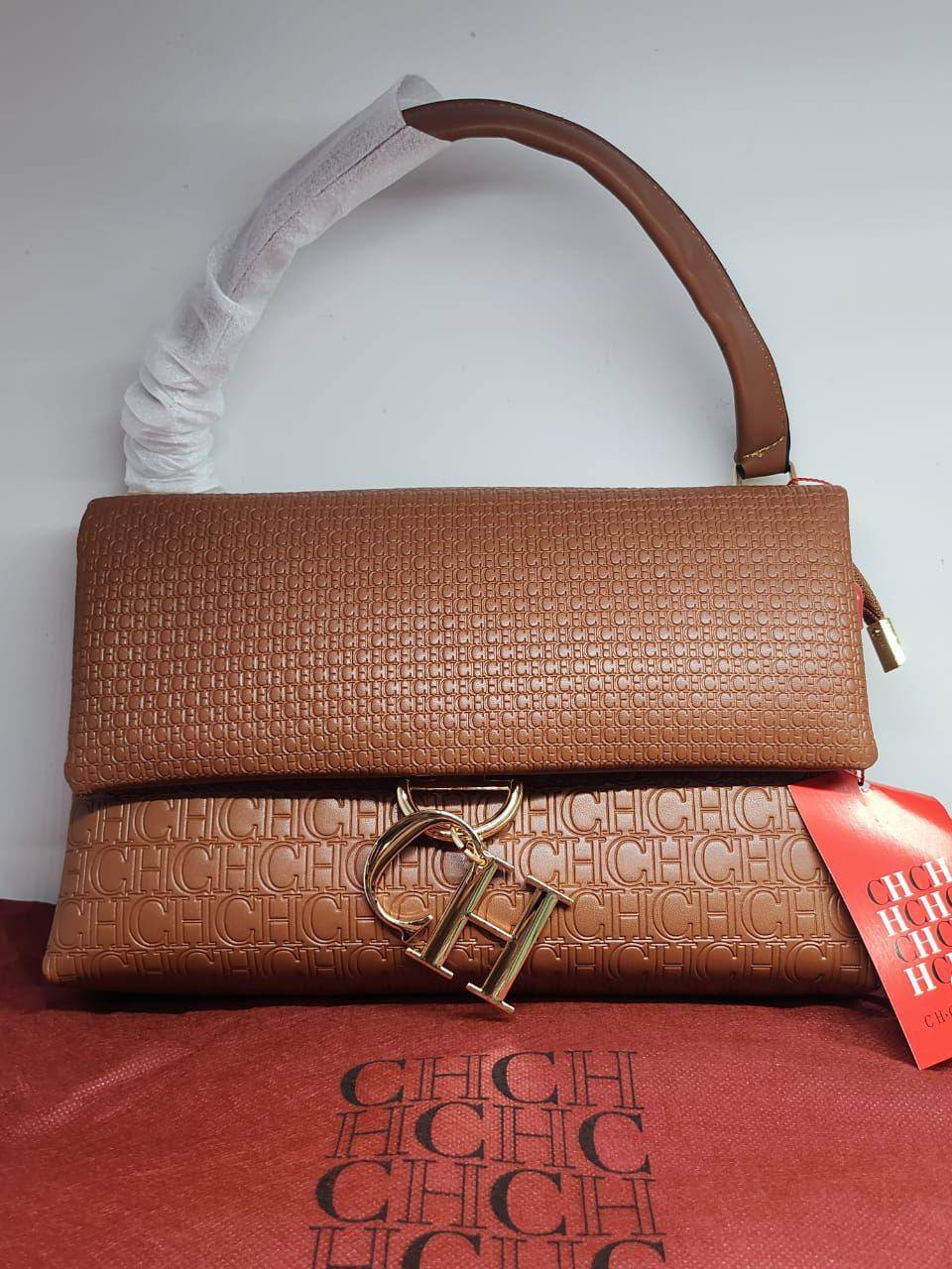 ChCh
Size: 26 * 17 cm
90 dhs🪙🖤
with box🎁

Zain115
♥️♥️♥️