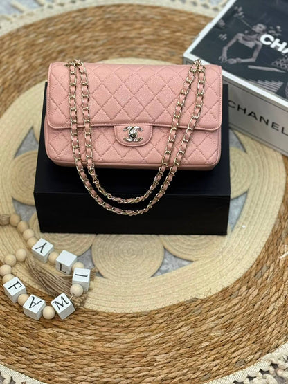 Chanel 
Master ❣️❣️
25Cm With Box 💼
Caviar Silver&Gold Hardware 
250 dhs🇦🇪🇦🇪

Zain131
♥️♥️♥️