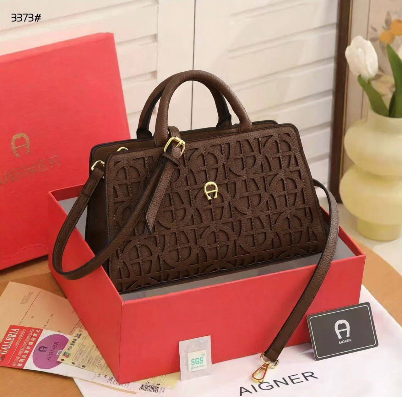 Aigner
115 dhs❤️
SIZE：22CM
Good quality 

with box
🎁🎁🎁

Zain35
♥️♥️♥️