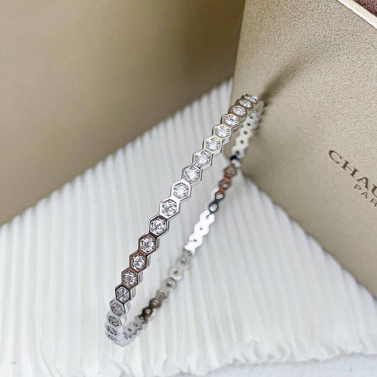 CHAUMET BANGLE
55 Dhs💓
MASTER QUALITY💫✨
WITH BOX AND PAPER BAG 🛍️🎁

Zain89
♥️♥️♥️