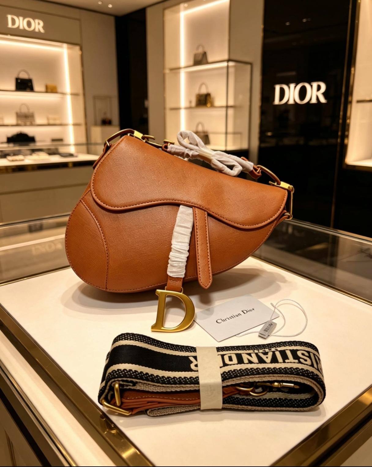 Dior
100 dhs✅
small size:19*5.5*15.5
Wear leather shoulder straps

110 dhs✅
Big size:25*6.5*19
Knitted shoulder straps
with box
Good quality, all hardware is thickened

Zain07
🌺🌺🌺