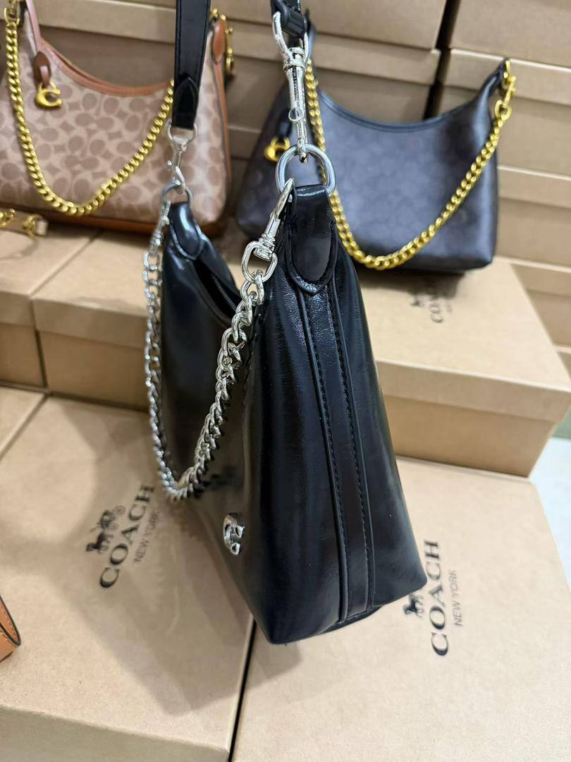 Coach
95 dhs🪙🌨️

SIZE：25cm

Good quality 

with box
🎁🎁🎁

Zain35
♥️♥️♥️