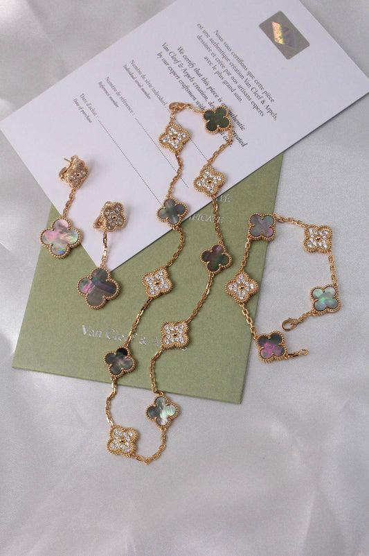 Van Cleef & Arpels*  🌟💫
VCA
* ⁠↗️ *Super Master Quality ®️*⬆️
Special edition
Magic Alhambra with diamonds 💎 
👇🏻
Necklace , Earings with Bracelet 
*330 dhs🌺* with *Normal* Box & Bag
*390 dhs🌺* with *Orignal* Packaging

Zain209
♥️♥️♥️