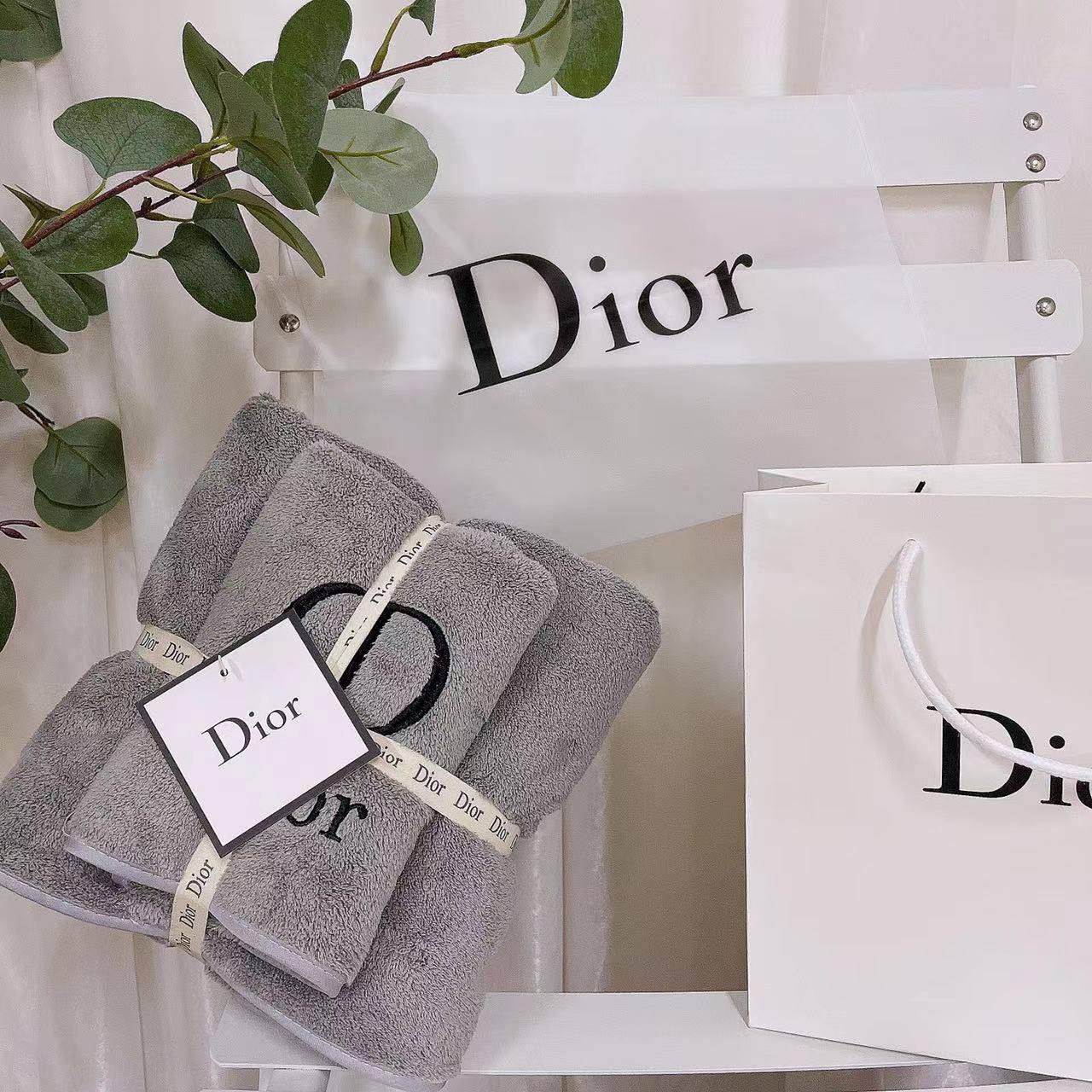 Brand 
Towels  
Good quality 
2 set
With paper 💼 
45 dhs✅

Zain99
♥️♥️♥️