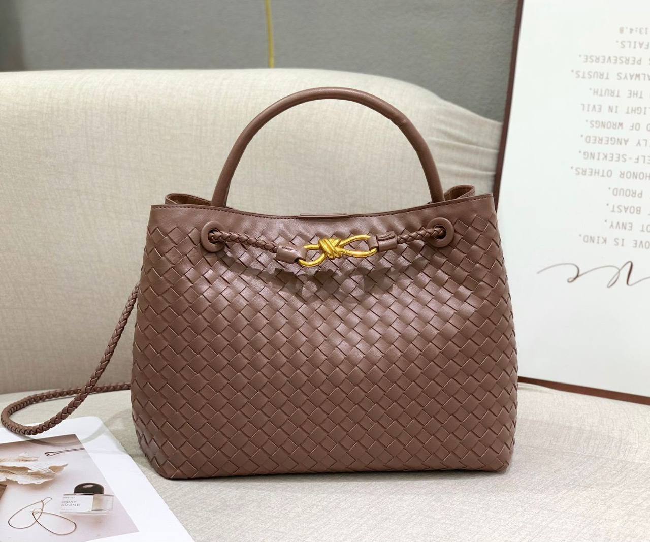 BOTTEGA 
HIGH QUALITY 
130 dhs💓
32cm

Zain295
♥️♥️♥️