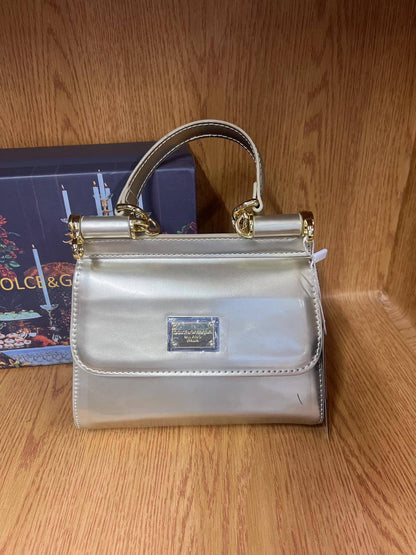 D&G
High quality
With box
 100 dhs✅

Zain50
♥️♥️♥️