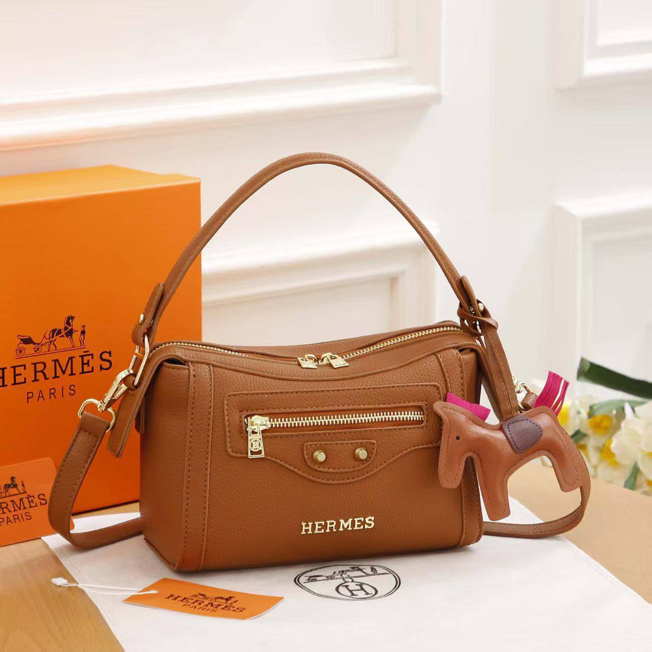 HERMES ✨
Good quality 
Size 22cm

100 dhs✅

With box 📦

Zain70
♥️♥️♥️