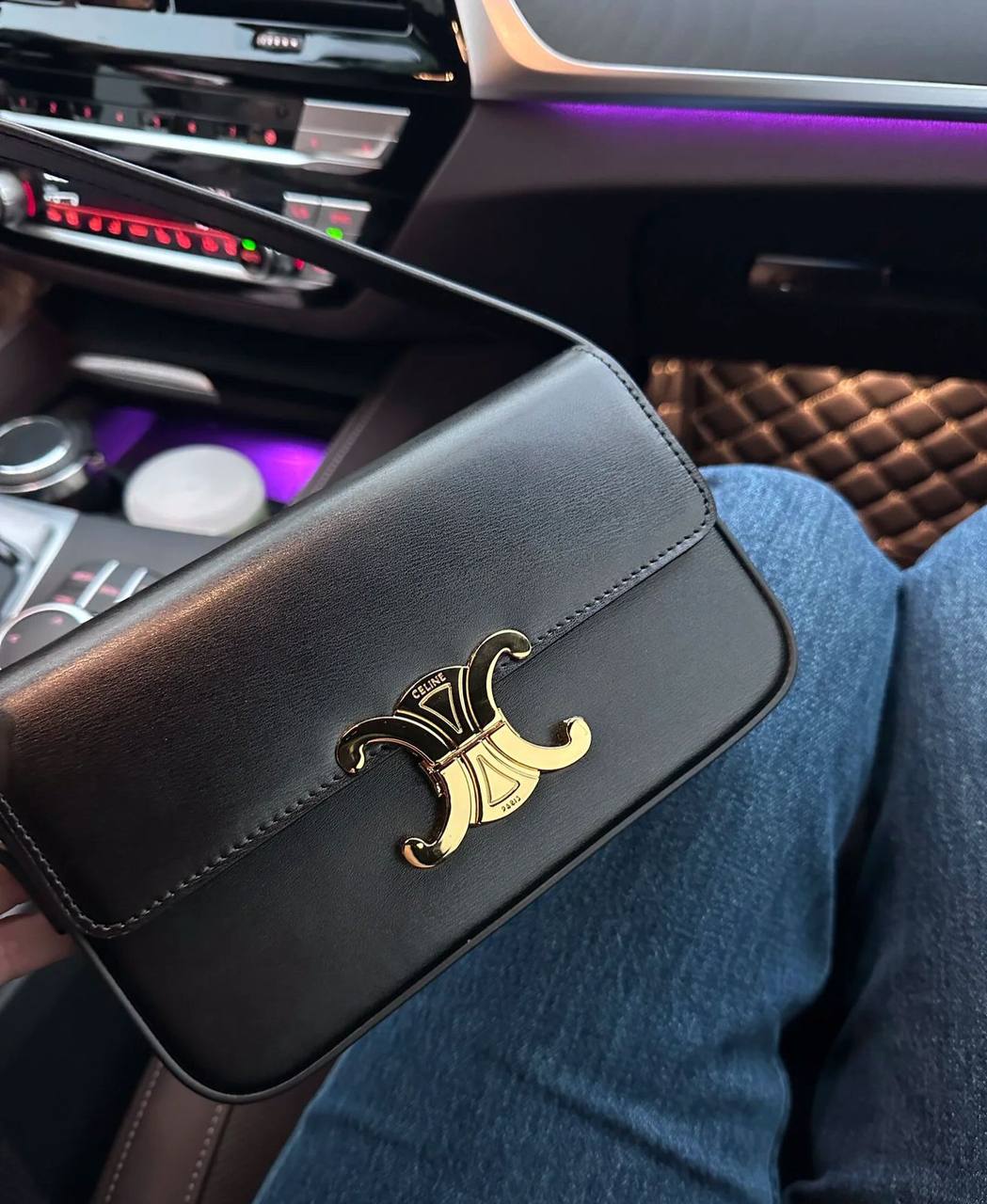 Celine
90 dhs🪙🖤

size:22cm 

with box
🎁🎁🎁

Zain07
♥️♥️♥️
