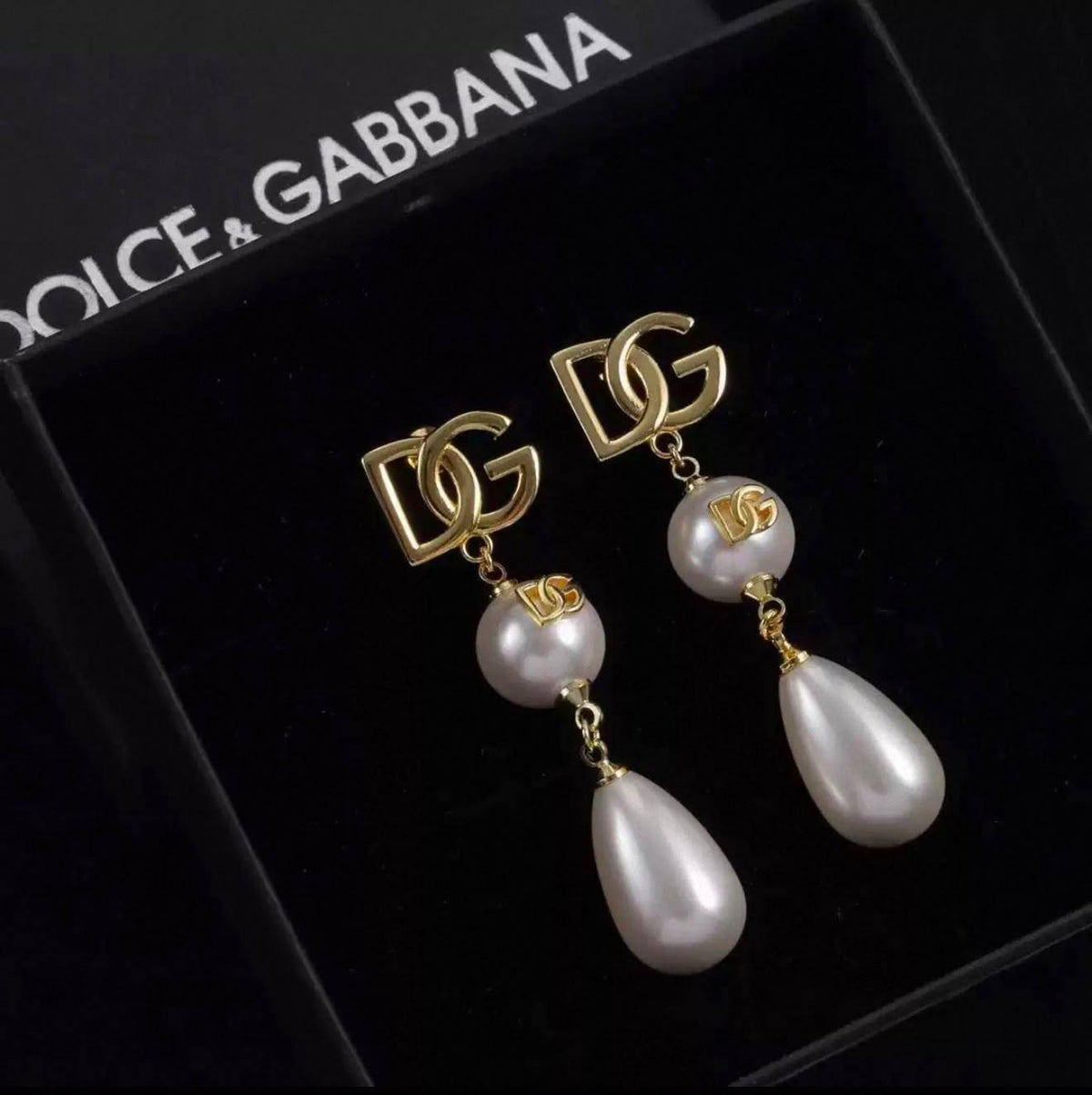 DOLCE&GABBANA 
Earring 🦋
Master quality 💯
With normal boxes 🗃️ 
55 dhs🇦🇪🇦🇪

Zain216
♥️♥️♥️