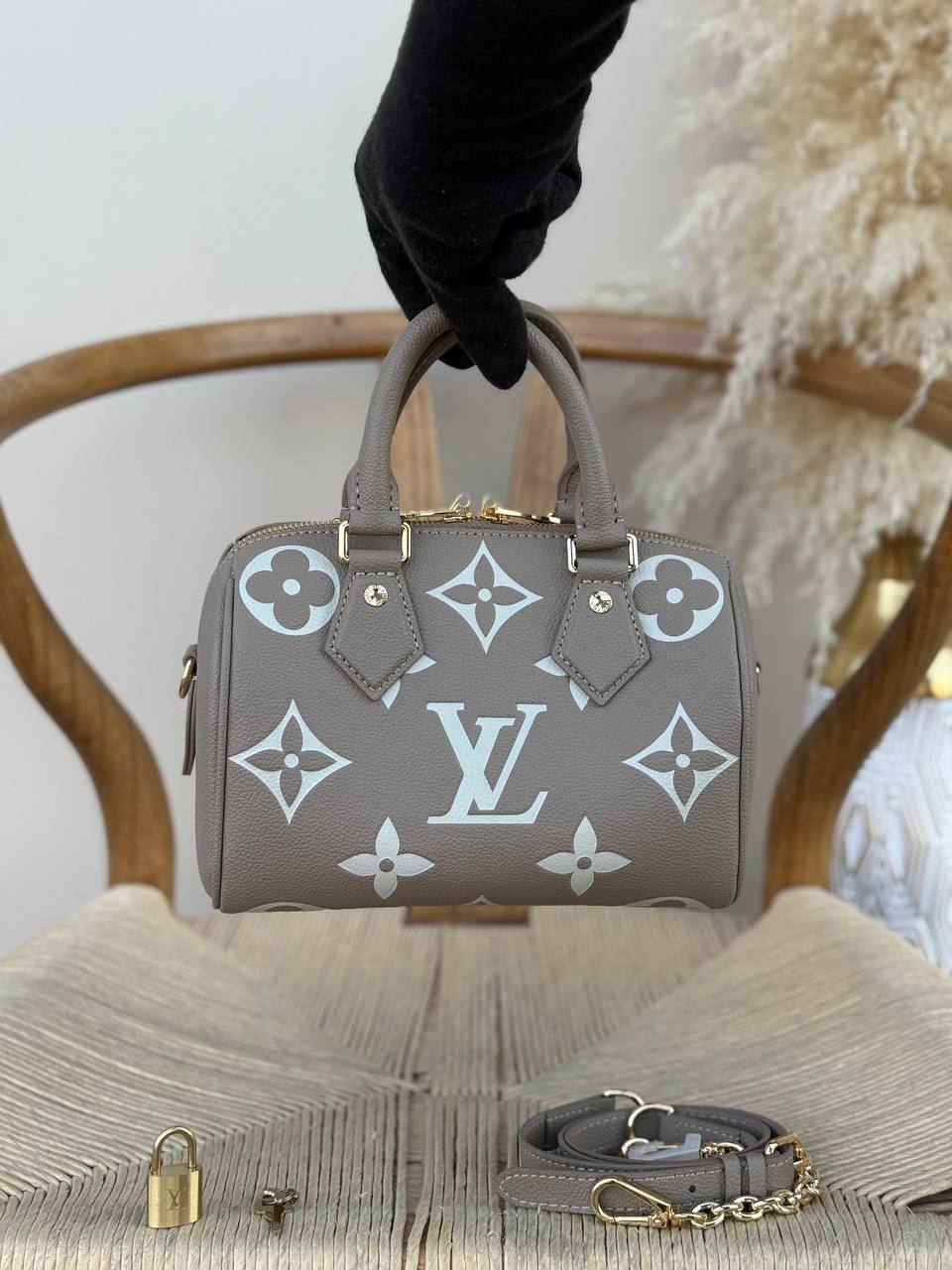 LV

20cm
350 dhs💓

Top quality 
With box🎁

Zain167
♥️♥️♥️