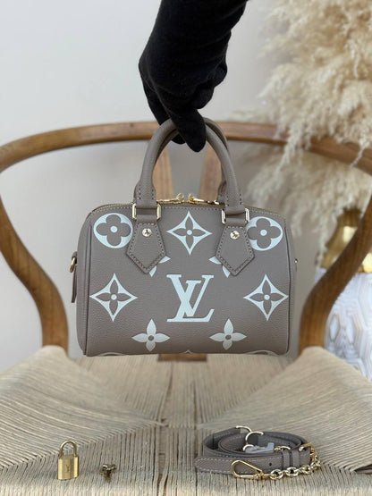 LV

20cm
350 dhs💓

Top quality 
With box🎁

Zain167
♥️♥️♥️