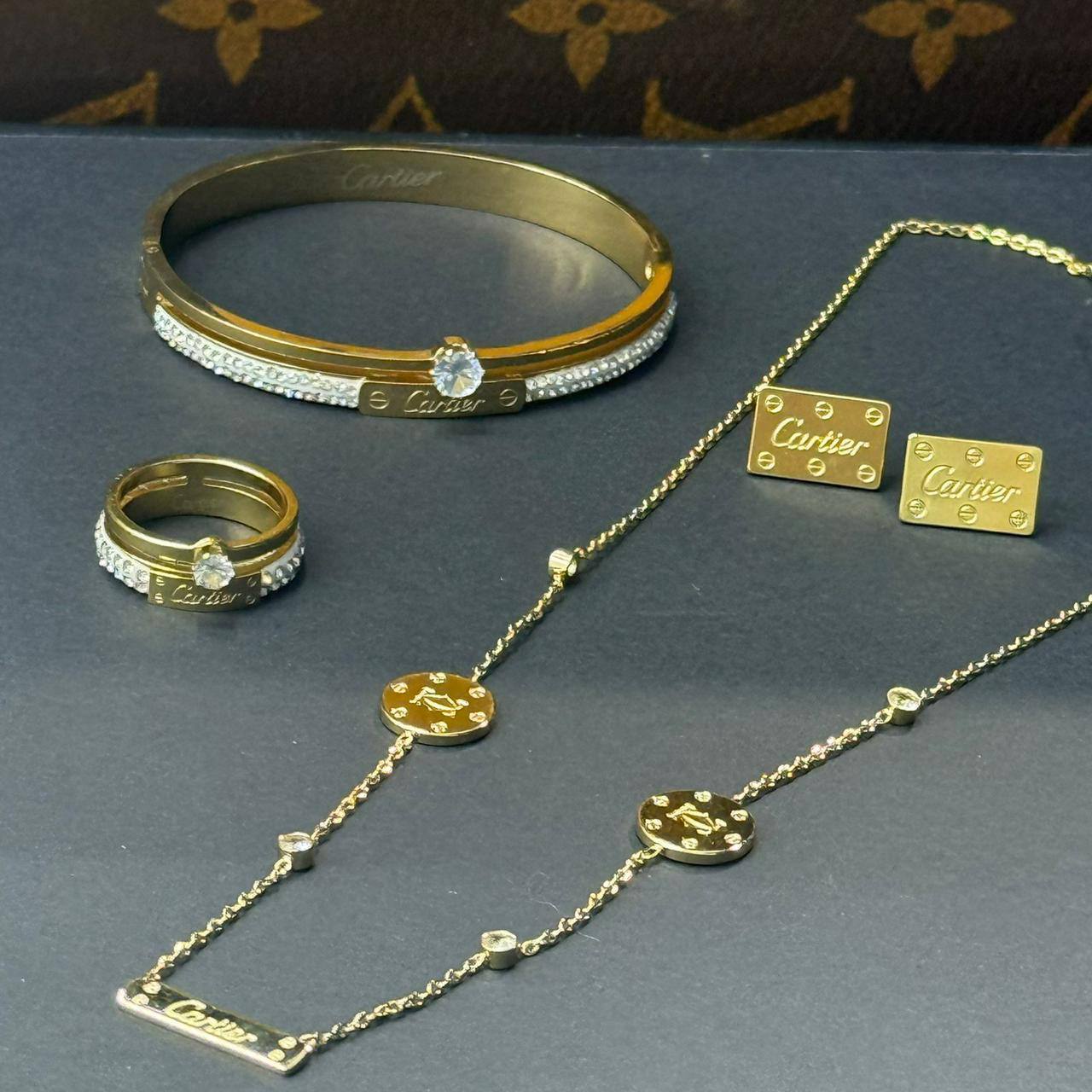 *Stainless steel SET 💯*
Necklace ❤️‍🩹
Earring 🍁
Breslat ❣️
Ring free size 
With normal boxes 📦 
And paper bag 🛍️
45 dhs❤️

Zain216
♥️♥️♥️