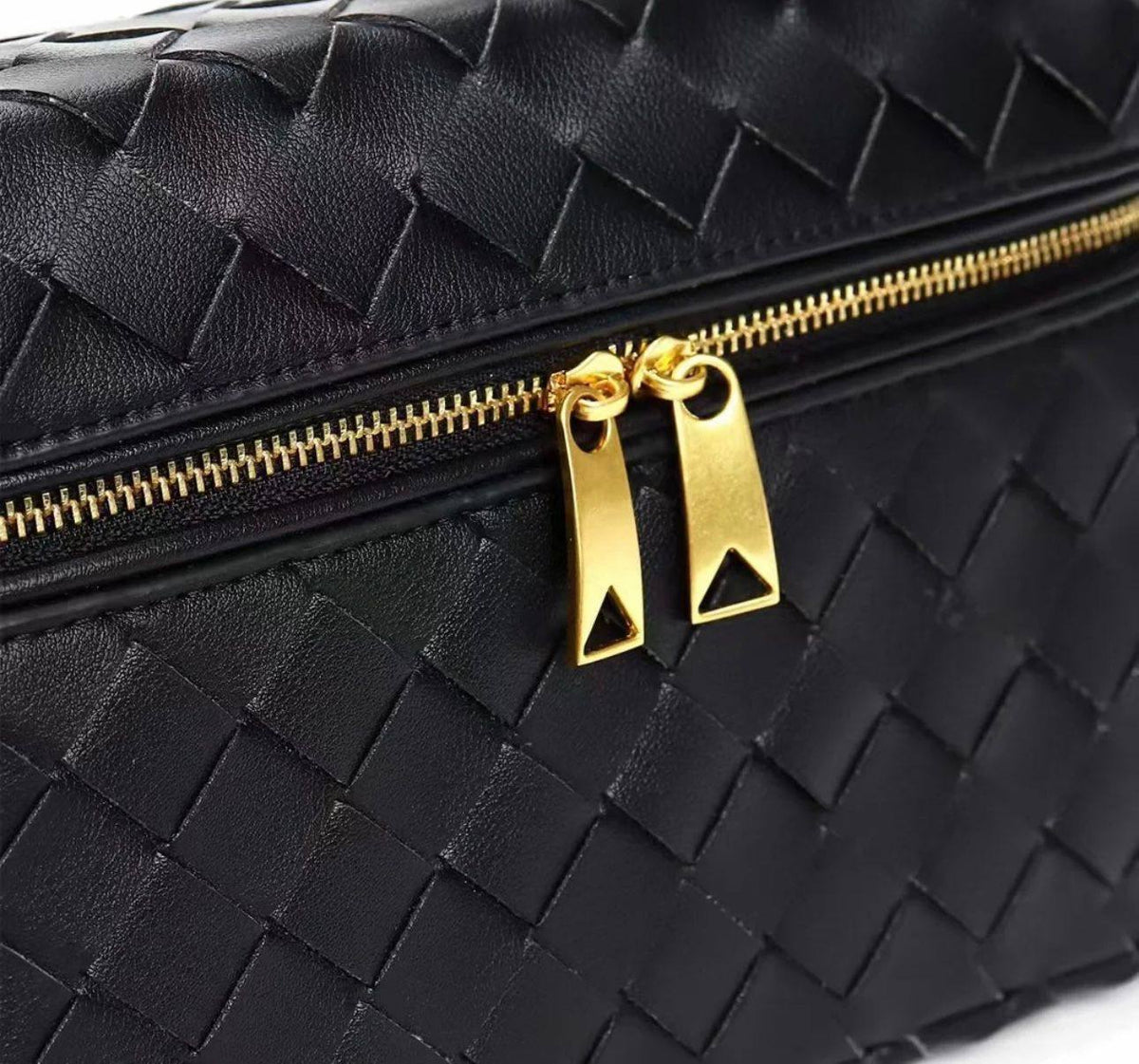 BOTTEGA VENETA 

NEW CAME 

GOOD QUALITY 

ORIGINAL DESIGN  
WITH BOX 
90 dhs🇦🇪🇦🇪

Zain295
Zain17
♥️♥️♥️