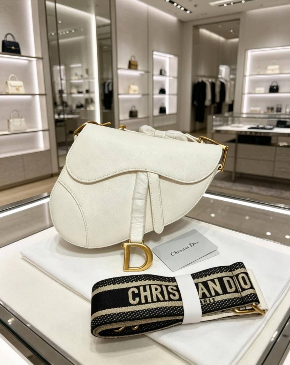 Dior
100 dhs✅
small size:19*5.5*15.5
Wear leather shoulder straps

110 dhs✅
Big size:25*6.5*19
Knitted shoulder straps
with box
Good quality, all hardware is thickened

Zain07
♥️♥️♥️