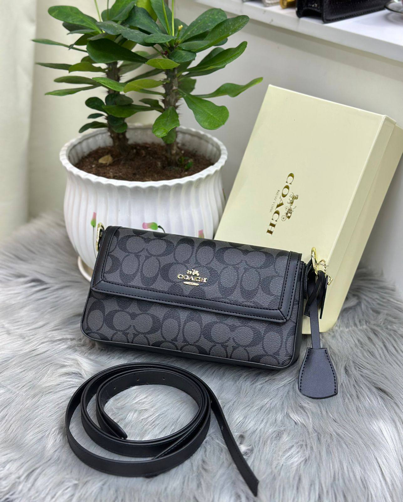 LV
SIZE  ………17CM 🥰
85 dhs❣️

with BOX🌷
🎁🎁🎁

Zain51
♥️♥️♥️