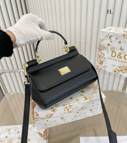Dolce&Gabbana 

new came 
good quality 

with box 
105 dhs🇦🇪🇦🇪

Zain295
♥️♥️♥️