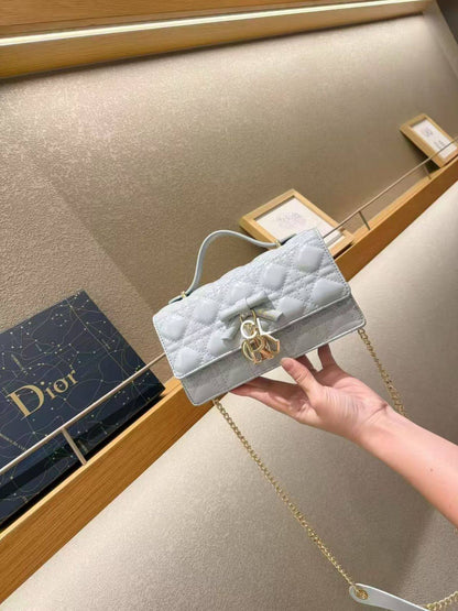 Dior
125 dhs✅
with box

Zain143
🌺🌺🌺