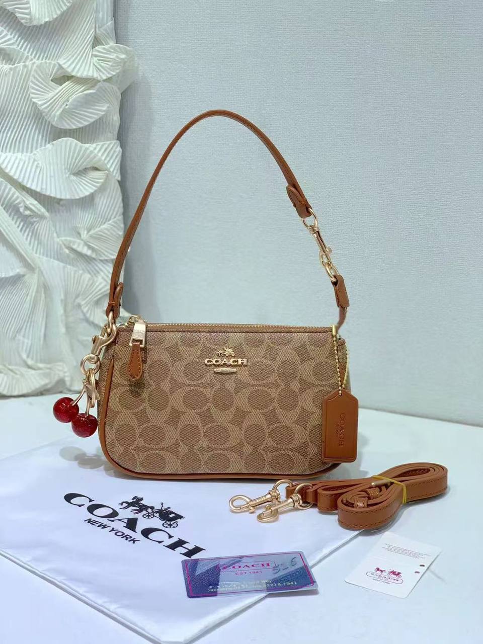 Coach 
good quality 
90 dhs✅
with box

Zain278
♥️♥️♥️