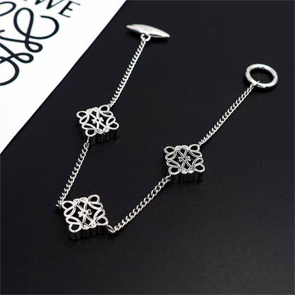 Loewe set ❤️‍🔥*
Necklace ✨
Earring 🍁
Bracelet 🦋
Master quality 💯
With normal boxes 📦 
120 dhs🇦🇪
With master box 🗃️ 
130 dhs🇦🇪

Zain216
♥️♥️♥️