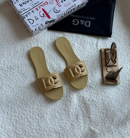 New. D&G slipper 

  Size  .  36.  to 41

75 dhs🇦🇪

Zain80

اطلبوه من الوتس المثبت في الأعلى👆🏻👆🏻

تواصلو معنا 👈🏻 Zain 
For order WhatsApp pinned 👆🏻

♥️♥️♥️