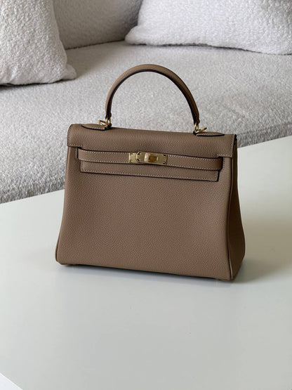 Hermes kelly togo 28cm💕
master quality😍

with box❤️
🎁🎁🎁

400 dhs🪙💕

Zain52
♥️♥️♥️