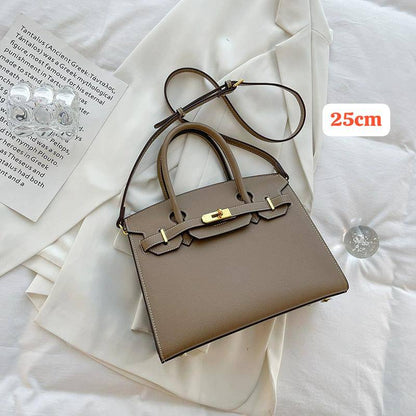 Hermes
Good quality 
with box 
🎁🎁🎁

110 dhs🪙🌨️

Zain158
♥️♥️♥️
