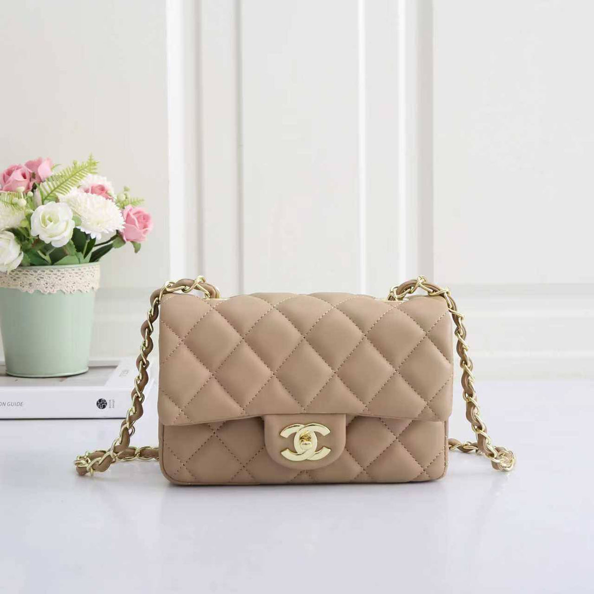 CHANEL

best quality 
with box
95 dhs🇦🇪🇦🇪

size20CM

Zain290
♥️♥️♥️