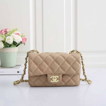 CHANEL

best quality 
with box
95 dhs🇦🇪🇦🇪

size20CM

Zain290
♥️♥️♥️