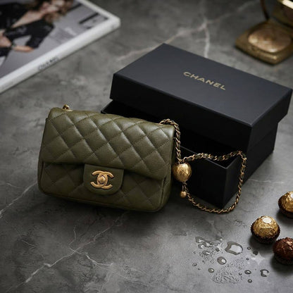 CHANEL Classsic
Flap Cross/shoulder bag
With Ball press adjustable
Chain belt strap
Size : 18 cm
With BOX 

100 dhs🇦🇪🇦🇪

Zain239
♥️♥️♥️