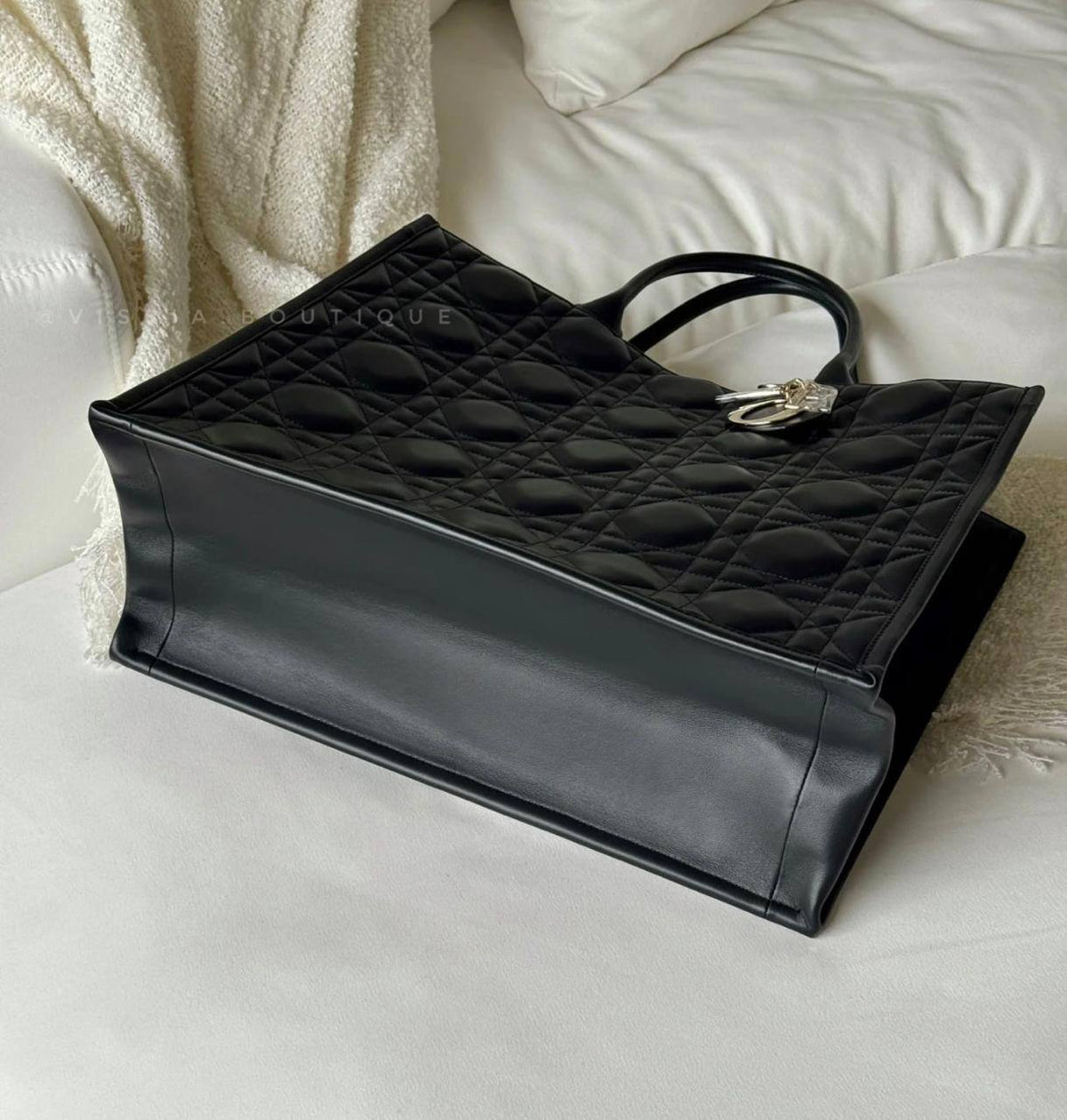 DIOR 

GOOD QUALITY  

BIG SIZE

90 dhs🇦🇪🇦🇪
41CM

Zain295
♥️♥️♥️