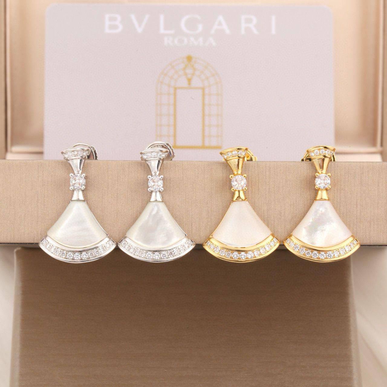 BVLGARI❤️‍🔥*
Necklace 💥
Earring ❣️
Master quality 💯
With normal boxes 📦 
105 dhs🪙🌨️
With master box 🗃️ 
140 dhs🪙🌨️

Zain216
♥️♥️♥️