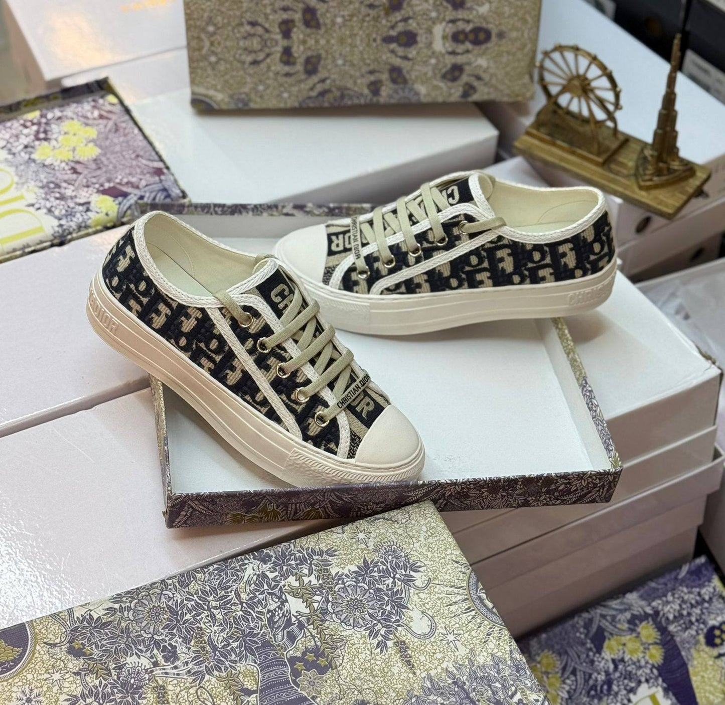 Dior shoes 

Size. 36 to 41 

130 dhs🪙🌨️

Zain80
♥️♥️♥️
