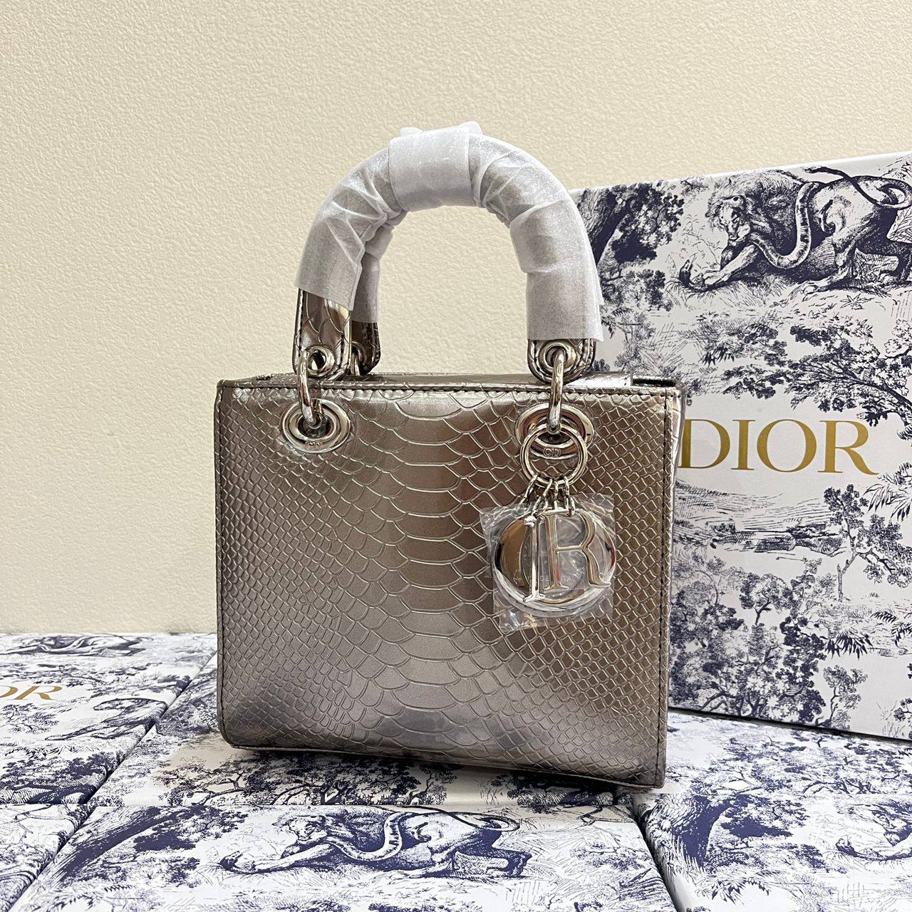 Chanel
95 dhs💓

Zain129
♥️♥️♥️