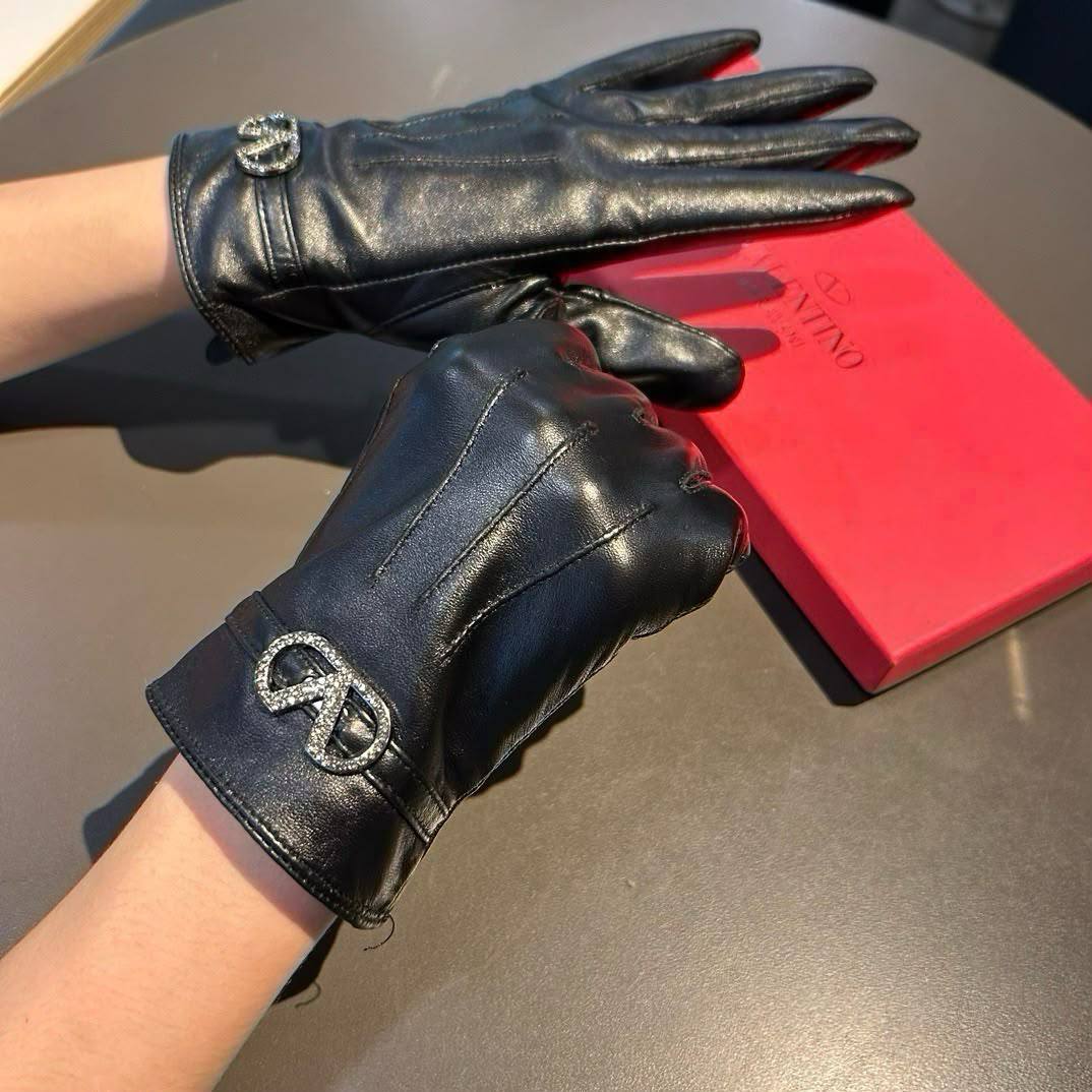 VALENTINO Gloves
VVIP QUALITY
WITH ORRIGINAL BOX
320 dhs🇦🇪🇦🇪

Zain281
♥️♥️♥️