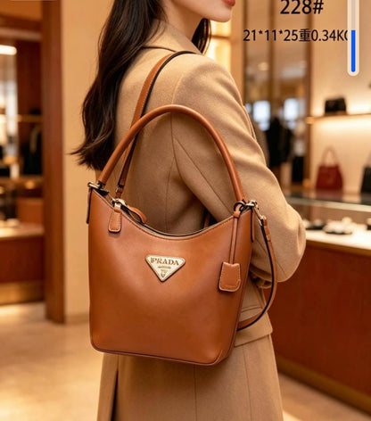 Prada 
90 dhs✅

Zain07
♥️♥️♥️