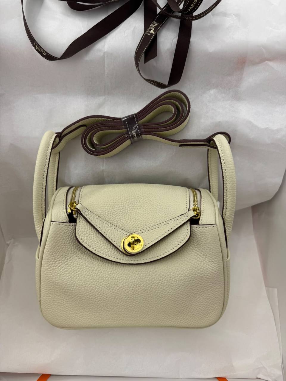 Hermes Lindy 

19Cm 
With Box
300 dhs🇦🇪🇦🇪

Zain131
♥️♥️♥️