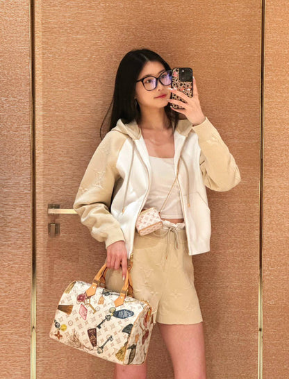 LV
 SPEEDY NEW DESIGN MASTER QUALITY 
260 dhs✅
(with leather)
30cm

Zain295
♥️♥️♥️