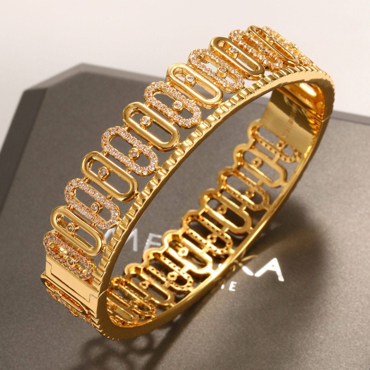 Messika SET 🔥*
Bangle 🦋
Master quality 💯
With normal boxes 📦 
80 dhs🌺
With master box 🗃️ 
125 dhs🌺

Zain216
♥️♥️♥️