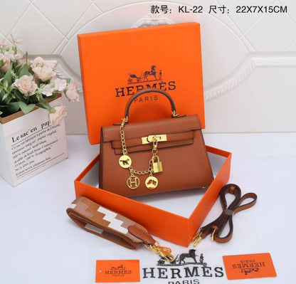 Hermes 
Good Quality 
Double Belt with chain 

With Box 🎁🎁🎁

95 dhs❣️

Zain250
♥️♥️♥️