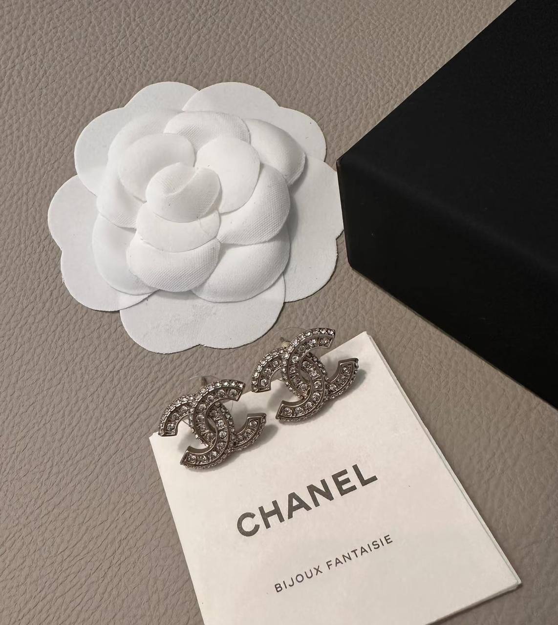 CHANEL ❤️‍🔥*
Earring 🦋
Master quality 💯
With normal boxes 🗃️ 
45 dhs❣️
With master box 📦 
55 dhs❣️

Zain216
♥️♥️♥️