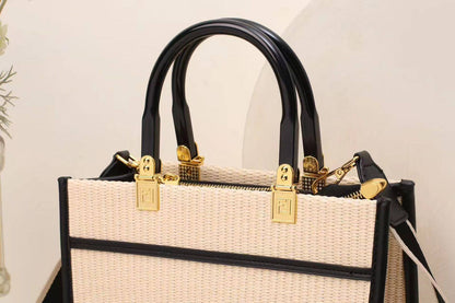 FENDI sᴜɴsʜɪɴᴇ
ᴍɪɴɪ ᴛᴏᴛᴇ ʙᴀɢ
ʀᴀᴛᴛᴀɴ ᴛᴡᴇᴇᴅs ᴍᴀᴛᴇʀɪᴀʟ
ᴡɪᴛʜ ʟᴏɴɢ ʙᴇʟᴛ sᴛʀᴀᴘ
sɪᴢᴇ : 26 cm

95 dhs🪙🌨️

Zain31
♥️♥️♥️