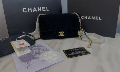 Chanel Velvet Flap Bag
Master quality
20cm 

with box
🎁🎁🎁

250 dhs🪙🌨️

Zain95
♥️♥️♥️