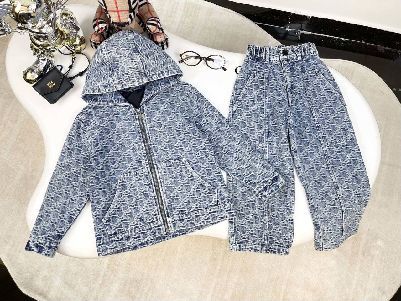 New collection{}
Brand : Dior 🔥
Super master quality 😍
Size:2/ 12years old
380 dhs🪙🌨️

Zain261
♥️♥️♥️