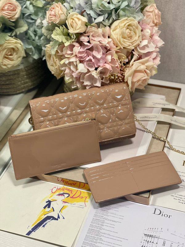 Dior
Best quality with box’s 
95 dhs✅
22 cm

Zain290
♥️♥️♥️