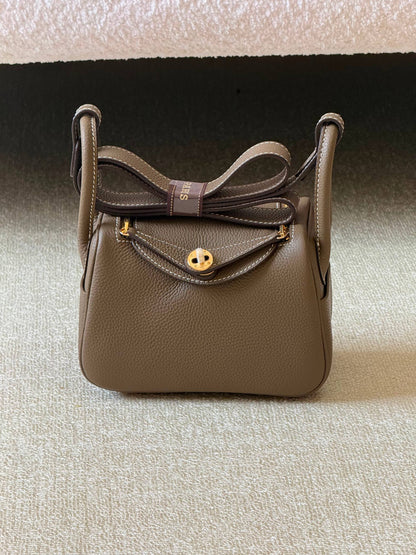 Hermes mini Lindy 18cm💥Master quality ✅with box 📦 
340 dhs✅

Zain51
♥️♥️♥️