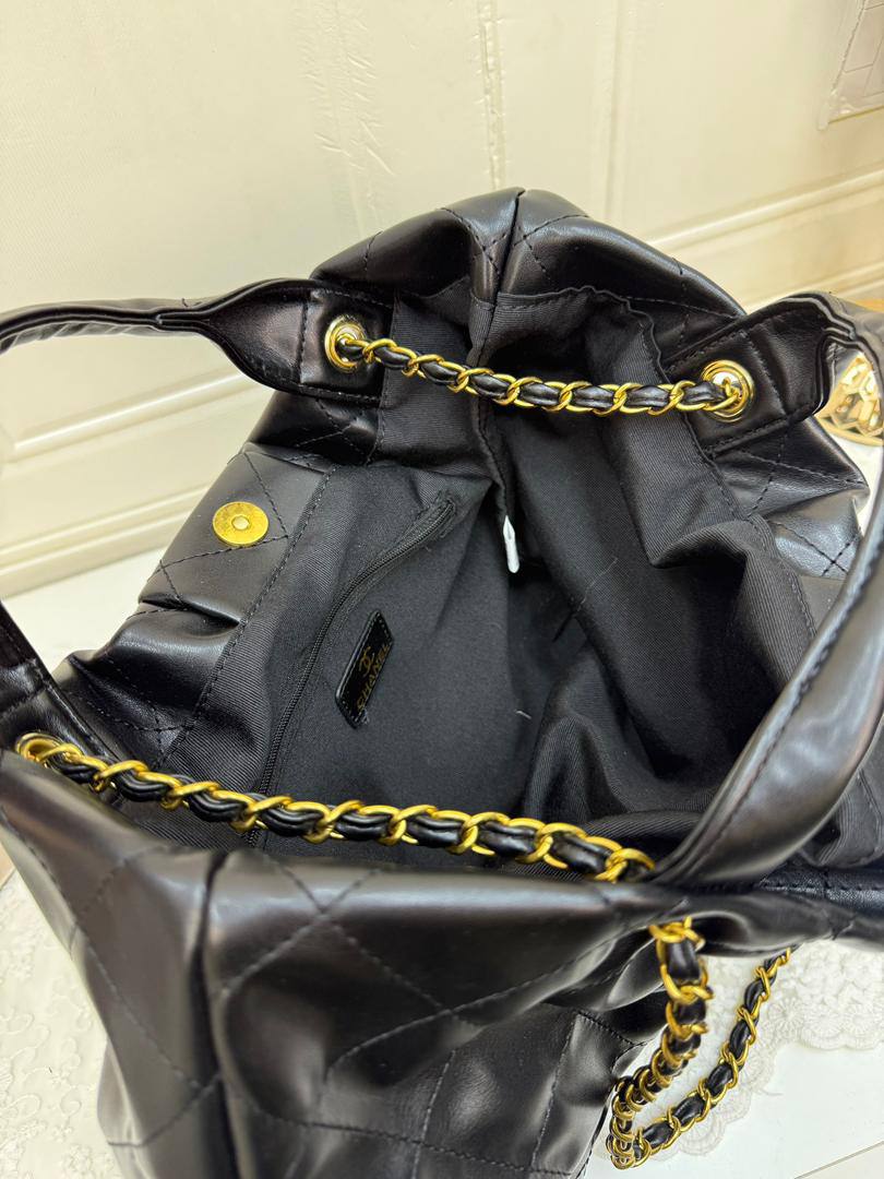 Chanel
95 dhs🌺
size 43×4×32cm

Zain42
♥️♥️♥️
