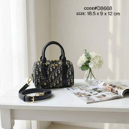 CHRISTIAN DIOR
ɢʀᴏᴏᴠᴇ 20 ᴛᴏᴘ ʜᴀɴᴅʟᴇ
ᴏʙʟɪǫᴜᴇ ᴊᴀᴄǫᴜᴀʀᴅ ᴄᴀɴᴠᴀs
ᴡɪᴛʜ ʟᴏɴɢ ʙᴇʟᴛ sᴛʀᴀᴘ
ɢᴏʟᴅ ʜᴀʀᴅᴡᴀʀᴇ
ᴡɪᴛʜ ʟᴏɢᴏ ᴄʜᴀɪɴ sᴛᴀʀ
sɪᴢᴇ : 18.5 cm

ᴡɪᴛʜ BOX
🎁🎁🎁

95 dhs🪙🌨️

Zain31
♥️♥️♥️