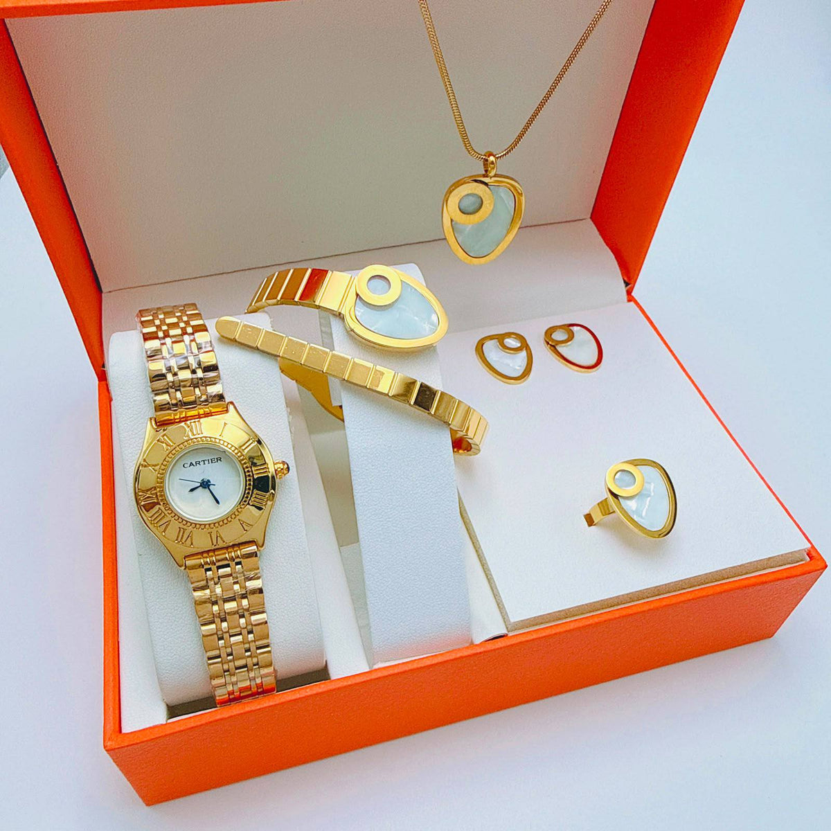 Watches boxes
Chanel
Dior
Gucci
LV

With box 
90 dhs🇦🇪🇦🇪

Zain45 
♥️♥️♥️