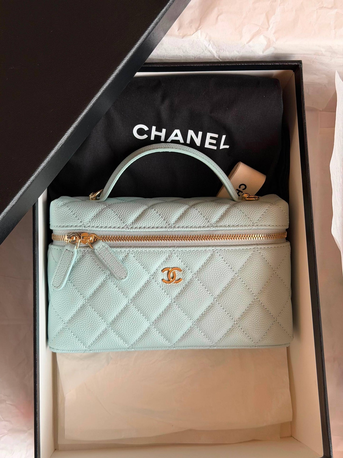 CHANEL
𝐕𝐚𝐧𝐢𝐭𝐲 𝐁𝐚𝐠 𝐖𝐢𝐭𝐡 𝐂𝐡𝐚𝐢𝐧 
950 dhs✅
Full Packge Super Master

ETAG4
♥️♥️♥️
