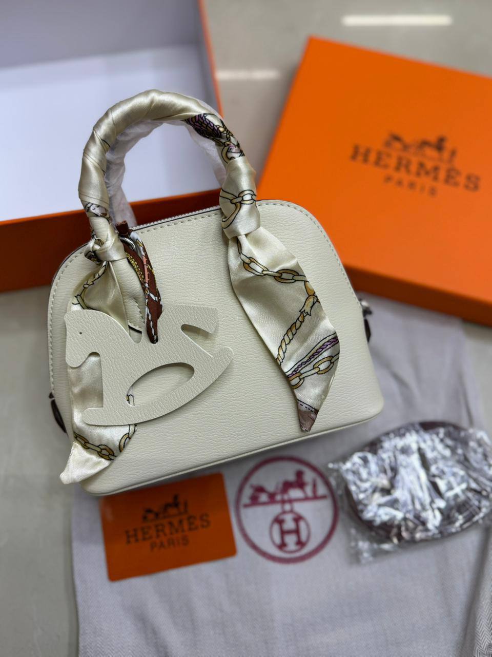 Hermes Bolide 

1⃣️ First quality +🎁

Size: 19 * 14 cm

Withbox
85 dhs🇦🇪🇦🇪

Zain115
♥️♥️♥️